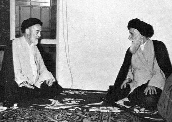 Allama Tabatabai (links) zusammen mit Großayatollah Mirza Dschawad Tabrizi (1926-2006) Die Übersetzung ist allen gewidmet, die den Heiligen Qur an lieben