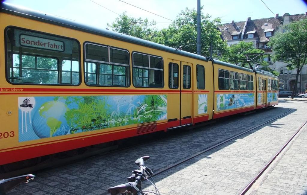 BürgerInnen fahren Straßenbahn Die Klimaschutztram im