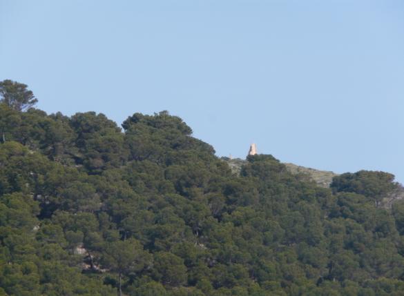 Halten Sie sich auf dem breiten lila markierten Weg und ignorieren Sie den kleinen Abzweig rechts. Nach ca.