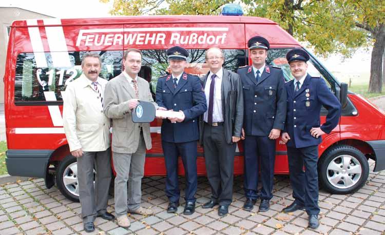 Oktober überreichte Ingolf Ritter, Vorsitzender des Feuerwehrfördervereins Rußdorf (2.v.l.), und dessen Stellvertreter Steffen Teichmann (l.