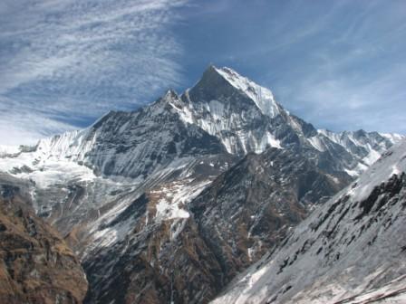Station 13: Bergtour Eine Forschungsexpedition in den Himalaya hat in ihren Reisebehältern etwa 21600 cm³ Platz für elektrische Batterien, die für den Betrieb von Sendeund Empfangsanlagen bei der