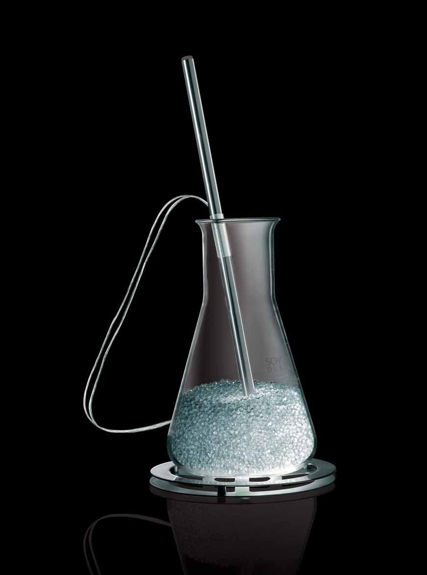 ALCHEMY ARIK LEVY / 2001 Table lamp, structure in satin nickel finished metal. Glass diffuser containing small glass spheres. 18 Lampada da tavolo, struttura in metallo nickel satinato.