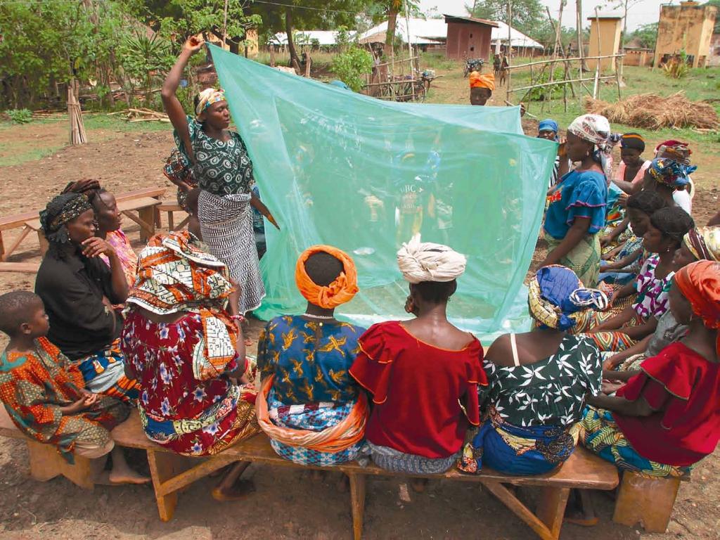 Benin: Freiwillige Helfer zeigen im Dorf, das ein Moskitonetz vor Malaria schützt UNICEF/Giacomo Pirozzi Überleben sichern Mehr