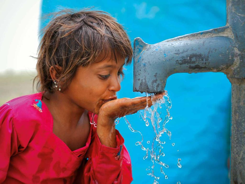 Pakistan: Ein Mädchen trinkt Wasser aus einem Brunnen, den UNICEF gebaut hat UNICEF/Asad Zaidi Wasser wirkt
