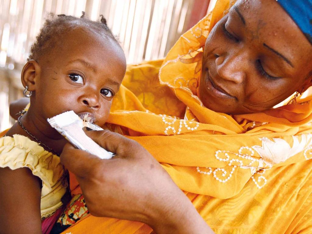 Niger: Eine Mutter füttert ihre kleine Tochter mit der Erdnusspaste UNICEF/NYHQ2012-0180/Olivier