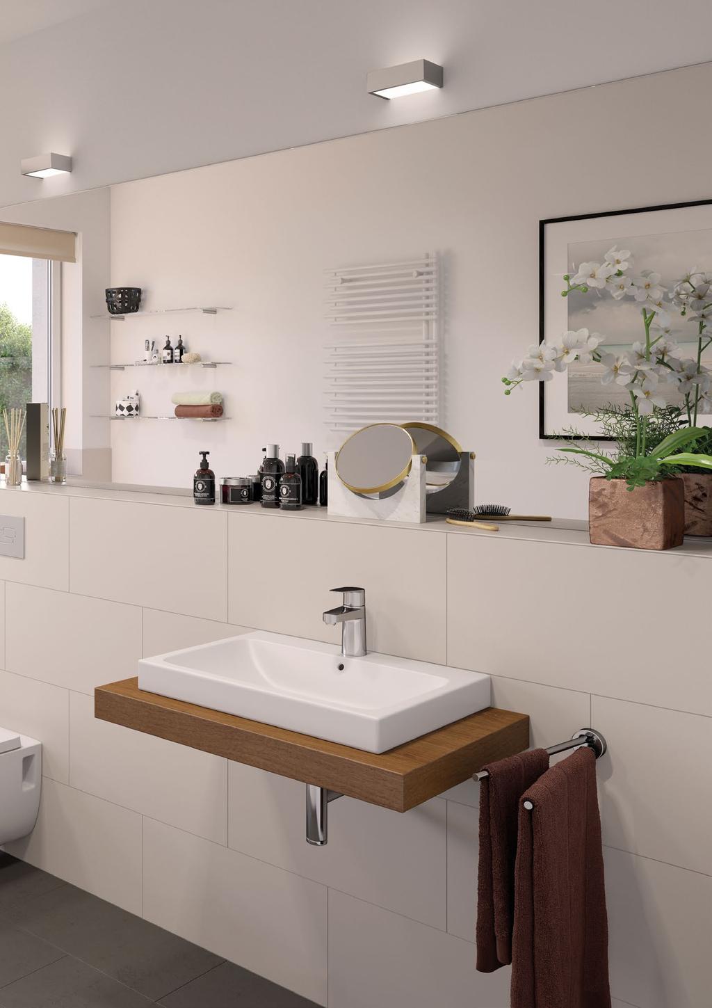 WOHNEN Inspirierte Lebensart Die Badezimmer sind je nach Größe mit exklusiven Wannen u nd /oder großen, verglasten Duschkabinen ausgestattet.