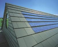 Es gibt auch sogenannte Solardachziegel, die anstelle der konventionellen Dacheindeckung angebracht werden können.