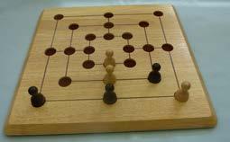 Seitenmitten. Ziel des Spiels ist, drei gleichfarbige Spielsteine in eine Reihe zu bekommen.