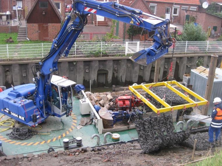 Uferinstandsetzung mit Vegetations- und Steinkammermatten Auf 300 m Länge Sackungen und Risse im Deich Lühe km 8,345 8,700 Einbau