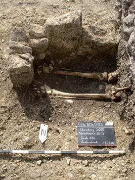 Das untersuchte Areal umfasst nur etwa ein Drittel der ursprünglichen Fläche des Kirchhofs. Die nördlich und östlich gelegenen Gräber des Friedhofs wurden bei verschiedenen Baumaßnahmen im 20.