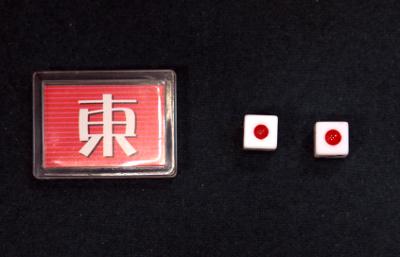 4 Zusätzliche Ausrüstung Punktestäbchen, die sowohl zur Punkteabrechnung als auch als Tsumiboukaten (siehe 3.6.5.) und RiichiEinsätze (siehe 3.4.) verwendet werden, sind für das Spielen von Riichi Mahjong wichtig.