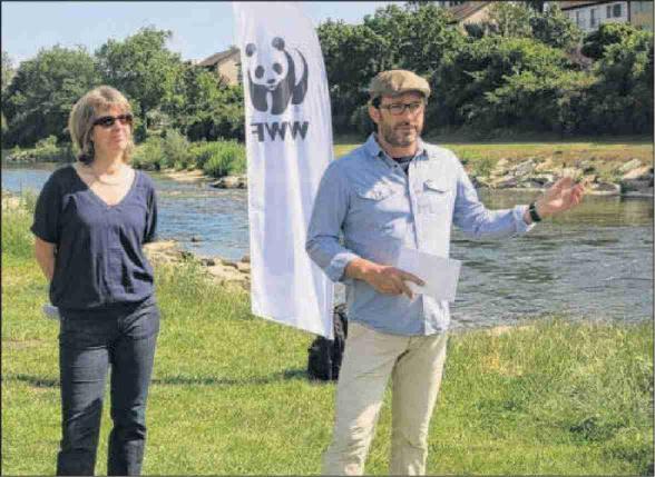 Fischereiverwalterin, und Ruedi Bösiger, WW F - vor dem Einsetzen in die Birs. Projektleiter, kämpfen für die Rückkehr des Lachses.