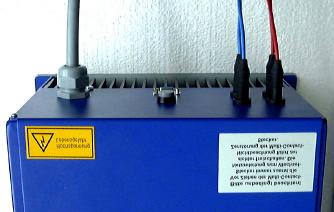 Montieren Sie die losen Multi-Contact-Stecker in die PV-Generator-Zuleitung des Wechselrichters. Plus-Buchse und Buchsen-Isolation in die positive Zuleitung des PV- Generators.