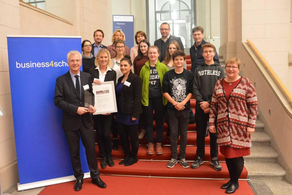 PRESSE-INFORMATION Business4school ist ausgezeichnet Staatssekretärin Gleicke überreicht den bundesweiten SCHULEWIRT- SCHAFT-Preis für das Programm Berlin, 16.