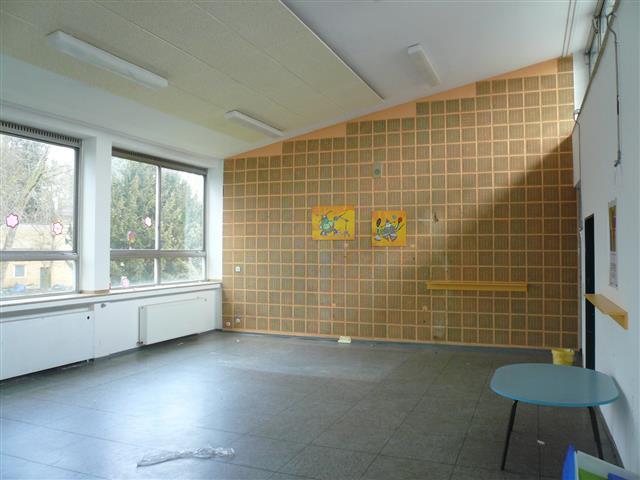 33 Foto: BT 2 (Neubau), OG, Klassenraum, Akustik-Lochziegel auf der