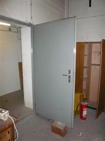 39 Foto: BT 2 (Neubau), KG, Stahltür mit Verdacht auf asbesthaltige bzw.