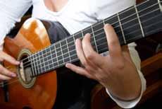 Gitarrenkurse In den Kursen werden die Grundlagen des Gitarrespielens, Akkorde, Strummings, Begleit-Patterns, Noten, Zupftechniken, Fingerpicking und vieles mehr vermittelt oder aufgefrischt und