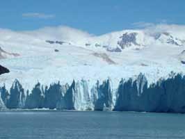 Begleitet von unserem einheimischen Guide geht es 80 km von El Calafate durch patagonische Steppe zum Nationalpark Los Glaciares, wo wir den