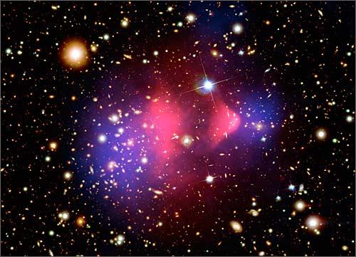 3 Bullet Cluster Kollision zweier Galaxienhaufen Gase wechselwirken und Bremsen sich gegenseitig aus Aber: Masse