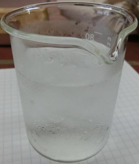 3 Versuche 9 Abb. 3 - Kondensiertes Wasser an einem Becherglas für Versuch 3. Deutung: Alternativen: Entsorgung: Literatur: In der Raumluft befindet sich eine gewisse Menge Wasser in der Gasphase.
