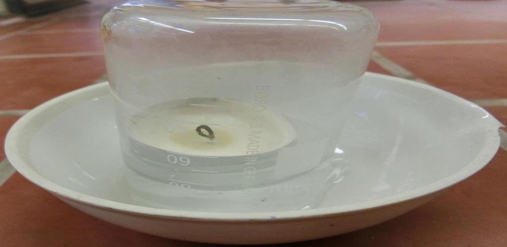 3 Versuche 13 Materialien: Chemikalien: Durchführung: Beobachtung: Ein Teelicht oder Kerze; Feuerzeug oder Streichhölzer; ein flacher Behälter (Kristallisierschale, großes Becherglas, größere