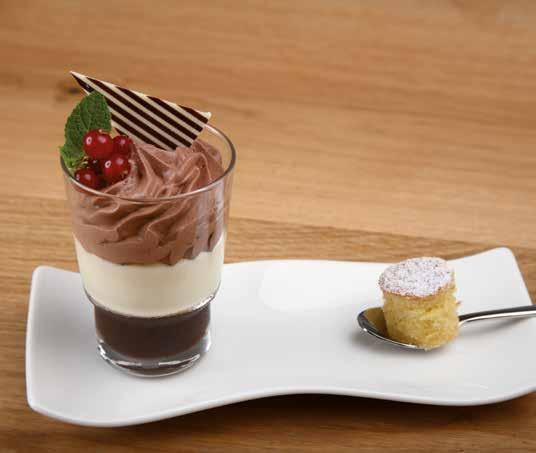 Panna Cotta mit Erdbeerespresso und Schokoladenmousse Panna Cotta mit Erdbeerespresso und Schokoladenmousse 1 Fruchtpüree Erdbeere mit Espresso und Zucker verrühren und auf 10 Gläser