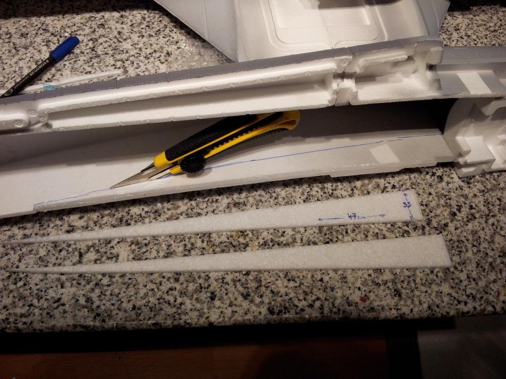 Styropor in der Flächenmitte für 8mm CFK-Stab ausschneiden und CFK-Stab mit dem beiliegenden Kleber einkleben