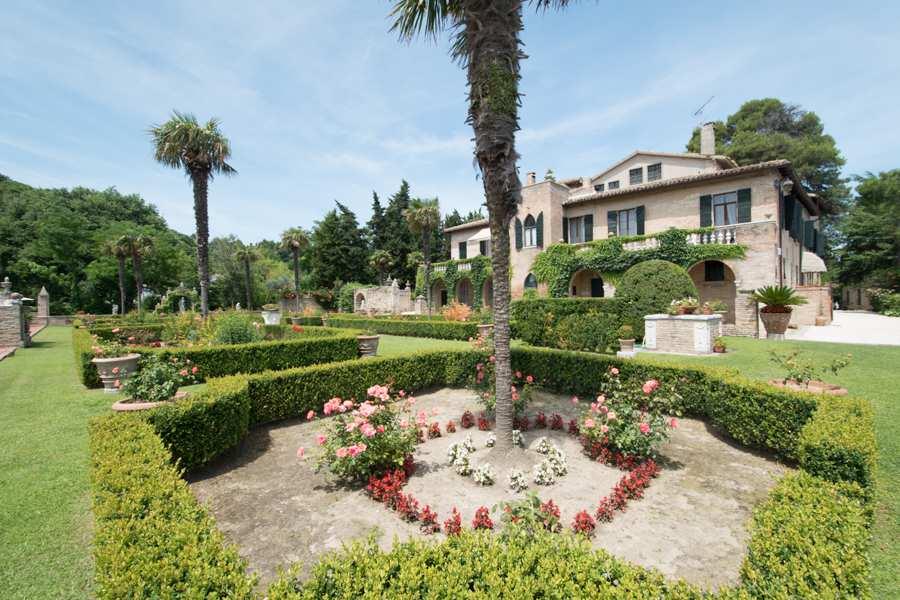 Das Hotelrestaurant verwöhnt seine Gäste mit lokalen Spezialitäten. Das 4-Sterne-Hotel empfängt seine Gäste inmitten eines üppigen Gartens mit Swimmingpool in den Hügeln von Pesaro.