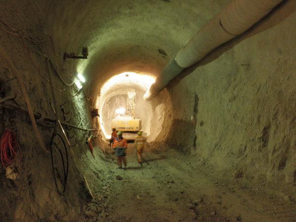 Bis Juni werden die beiden Verzweigungsstollen zu den bestehenden Tunnelröhren ausgebrochen.