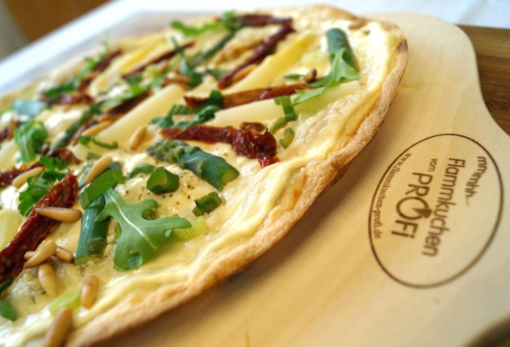 Königsgemüse mal anders Flammkuchen mit, weißem und grünem Spargel, getrockneten Tomaten, Pinienkernen, Frühlingszwiebeln & frischem Rucola weißer Stangenspargel