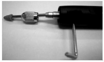Befestigungszubehör nach flexiblem Halter (Bild 4) 1. Schalten Sie das Werkzeug von der Stromquelle aus. 2.