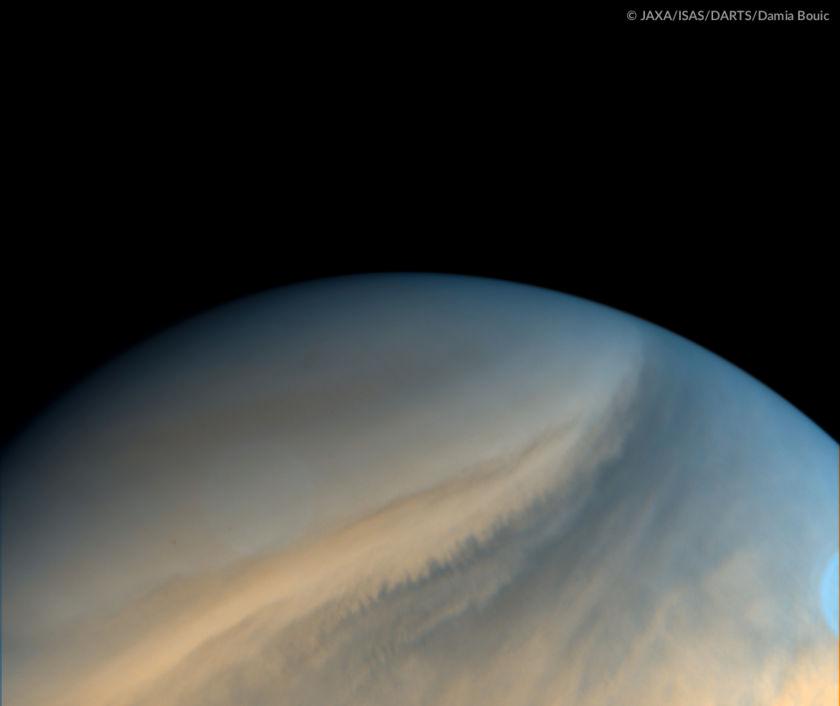 Ein Blick auf den Pol des Planeten Venus zeigt im UV-Bereich Details eines farbigen Bandes, das den Südpol umgibt (Abb. 8). Abb. 8 Blick auf den Venus-Südpol.