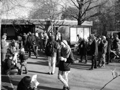 Biologischen Station am Samstag, den 17. April. Neben dem vom Theate r organisie rten zünftigen Frühstück gab es bei bestem aber kühlem Frühlingswetter für die ca.