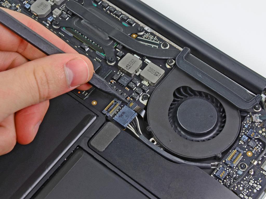 MacBook Air 13" Mid 2011 I/O Board Replacement Schritt 7 Lüfter Klappe mit der Spudgerspitze