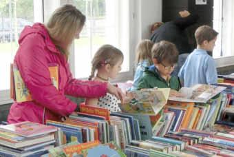 Büchermarktes füllte sich die Aula der Wallerfanger Grundschule mit vielen Besuchern, sehr zur Freude der Schüler des Kinderrates.