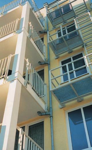 8 Balkon- und Terrassenabläufe Planungshinweise Balkon-/Terrassenabläufe Grundlagen Balkon-/Terrassenabläufe Punktentwässerung Die Planung und Ausführung der Balkonund Terrassenentwässerung im