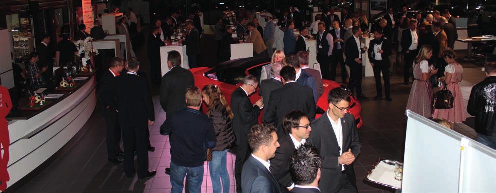 Theresa Jepsen, geschäftsführende Gesellschafterin der Jepsen-Gruppe, und Geschäftsführer Wilhelm Schreiber begrüßten zu diesem feierlichen Anlass fast 300 Besucher im Porsche Zentrum Regensburg, das