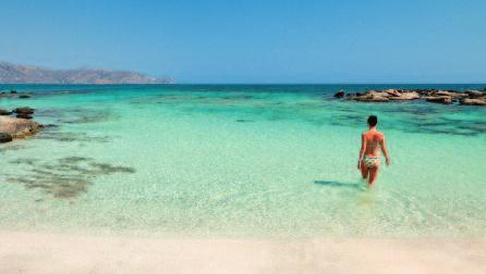 TOURHÖHEPUNKTE Elafonissi eine tropenähnliche Insel im Südwesten von Kreta Sie können zu Fuß vom Strand hierher gelangen, indem Sie durch das flache aquamarin- und türkisfarbene Wasser waten.