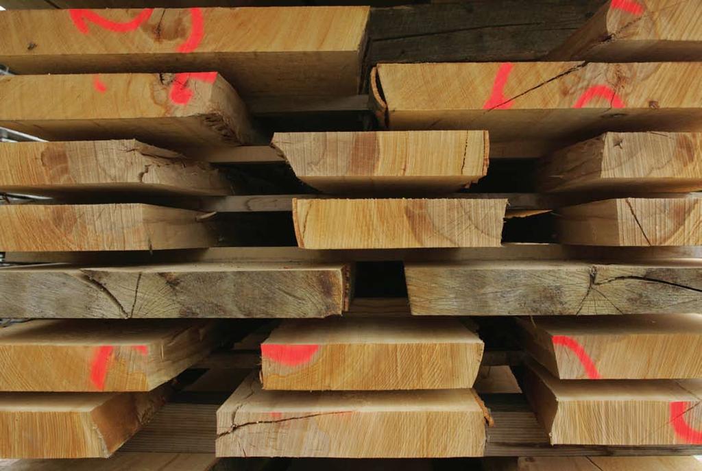 Holz lässt sich sehr gut in Form bringen. Es kann mit anderen Materialien wie Stoffen, Leder und Metall ideal kombiniert werden.