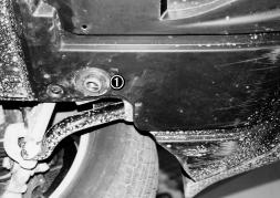 Verbrennungsluftführung und Abgasführung (siehe Bild 4 und 5) Verbrennungsluftschlauch an der HYDRONIC mit einer Schlauchschelle befestigen und zwischen Halter und Radlauf verlegen.