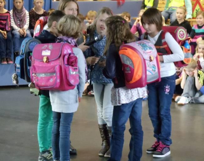 Einige Kinder der Klasse 3b haben sich ein kleines Theaterstück ausgedacht, das sich