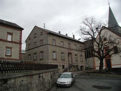 Herrenstraße/Kirchplatz: Das Schulhaus 1877/78 mit Freitreppe ist neben der Pfarrkirche die