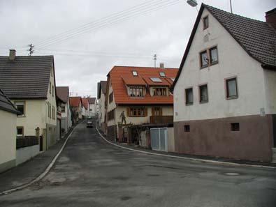 Lindenstraße nach Norden: Die ansteigende Bebauung mit giebelständigen Wohnhäusern ist typisch