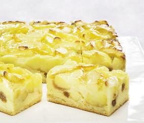 Dieser Käse-Blechkuchen besteht aus einer lockeren Käsemasse mit frischem Quark und Sauerrahm auf