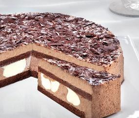 Schokoladenstücken und einer aromatischen Himbeerfüllung. Die Torte ist mit Marzipan umhüllt.