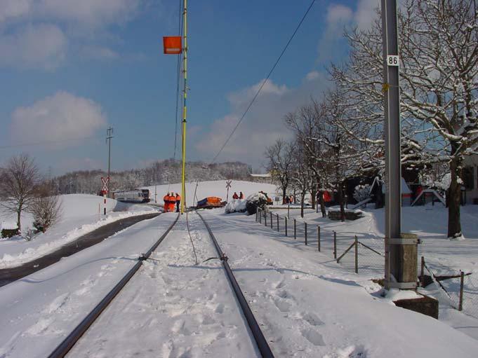 1.2 Verlauf der Fahrt Nach Abfahrt in Küngoldingen hatte der Lokführer Zug 6464 auf ca. 97 km/h beschleunigt.