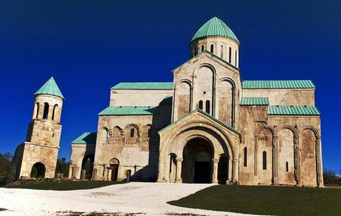 Bagrati-Kathedrale, Kutaisi Kloster Gelati 6. TAG Donnerstag KUTAISI, GELATI & BORJOMI Am Morgen besuchen wir die Bagrati- Kathedrale in Kutaisi.