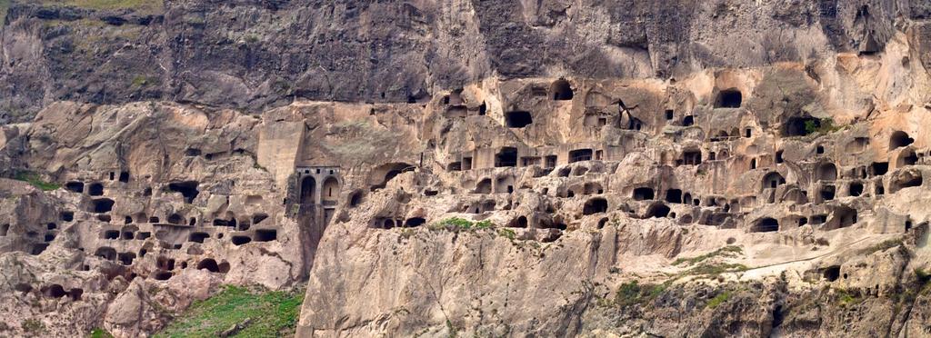 Höhlenstadt Vardzia Nach einem Erdbeben im 12. Jh. ließ Königin Tamara die Stadt weiter ausbauen.