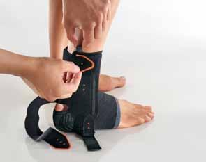 Die Verstärkungsschalen in die richtige Position bringen: Die Knöchel sollten mittig im Polster der Schalen liegen.