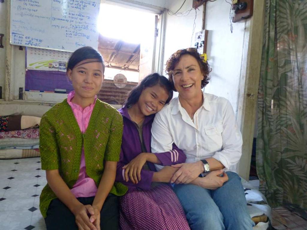 Denn schon am nächsten Tag ging es frühmorgens, los in die Armenviertel von Yangon, in denen einige unserer Patenkinder leben und die wir vor Ort besuchen wollten um zu sehen, unter welchen Umständen
